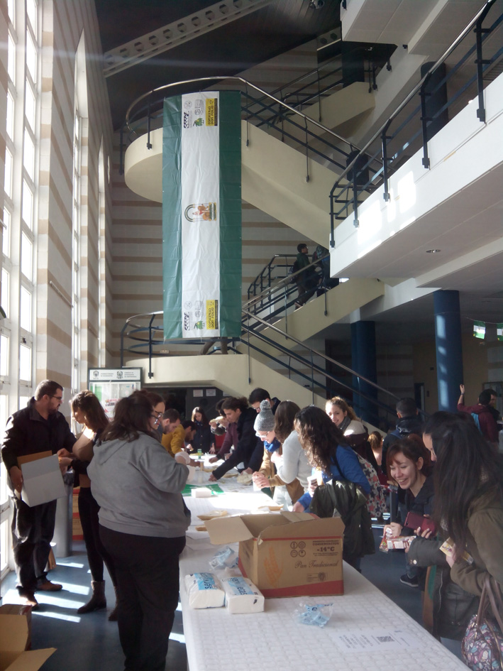Asaja Córdoba promociona el consumo de aceite de oliva en los colegios y la universidad por el Día de Andalucía
