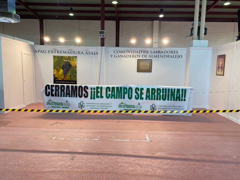 Apag Extremadura Asaja cierra su stand durante la apertura de Iberovinac en señal de protesta
