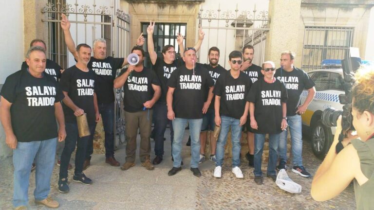 Ganaderos encabezados por Asaja Extremadura protestan por el desahucio de 24 ganaderos de los terrenos de la Fundación Valhondo