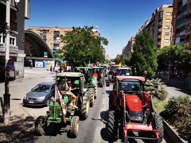 Más de 400 vehículos agrícolas reclaman en las calles de Granada medidas que salven al campo ante el desorbitado precio del gasóleo