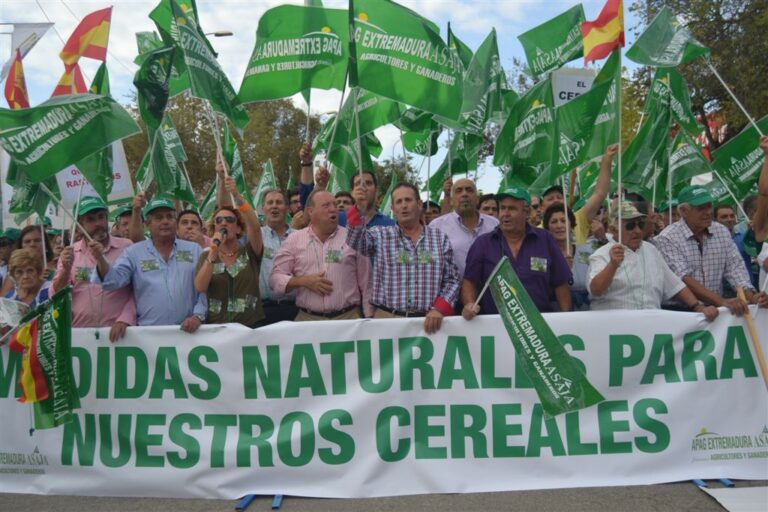 APAG Extremadura ASAJA califica de éxito absoluto el acto de protesta en la Feria de Zafra para reclamar la quema controlada de rastrojos