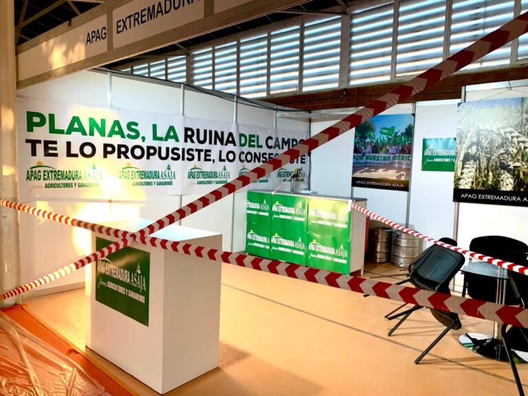 APAG Extremadura Asaja cierra su stand en la feria de Zafra ante la visita de Planas y como protesta por las políticas del Gobierno