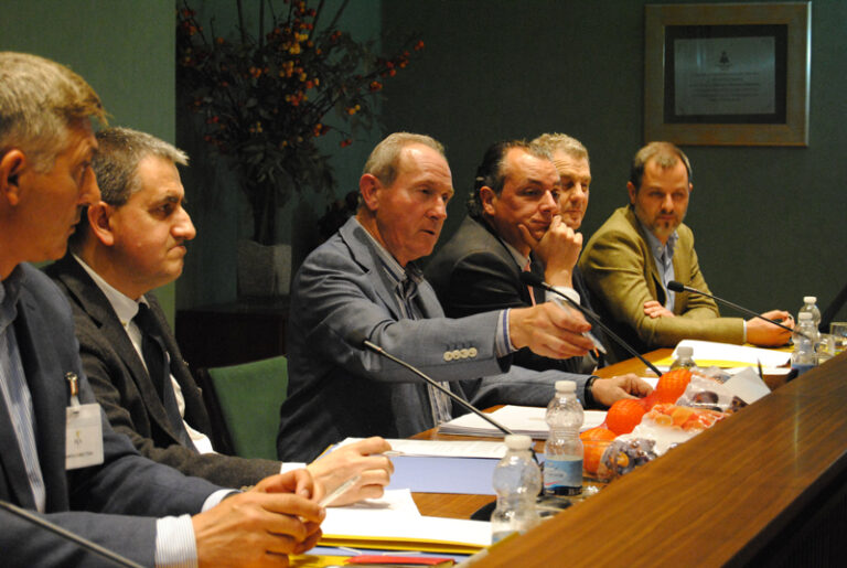 La asamblea de AVA-ASAJA reelige a Cristóbal Aguado presidente y acuerda una protesta contra Alcampo