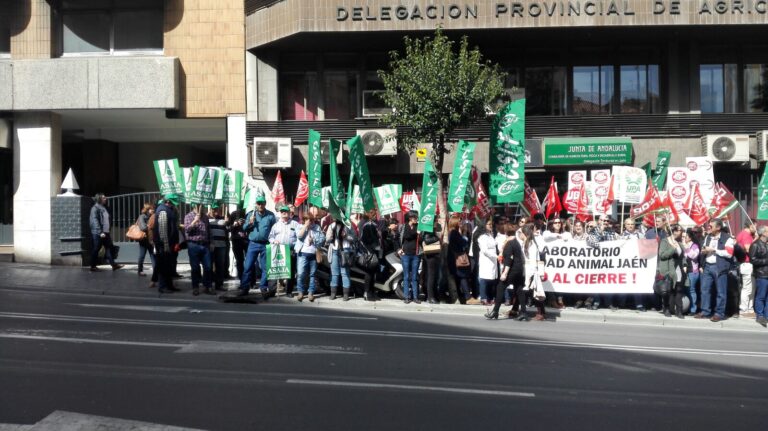 ASAJA Jaén pide en la puerta de la delegación de Agricultura que no se cierre el laboratorio de sanidad animal de Jaén