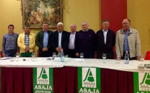 Pedro Barato Trigueros, presidente nacional de ASAJA, explicó a los agricultores de Jaén que no hay motivo para que el precio del aceite baje.