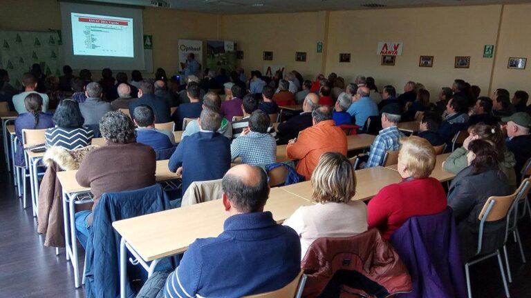 Más de 130 personas han abarrotado la sala UNED de Ciudad Rodrigo para asistir al encuentro que ha abierto la Feria de San Andrés, que se celebra hasta el domingo en la localidad mirobrigense