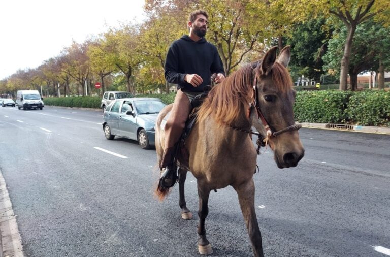 El ganadero que protestó montado a caballo negocia con la conselleria una solución satisfactoria
