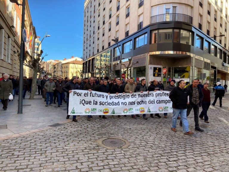Castilla y León Agricultores y ganaderos alzan la voz con el lema ‘Por el futuro y prestigio de nuestra profesión. Que la sociedad no nos eche del campo’