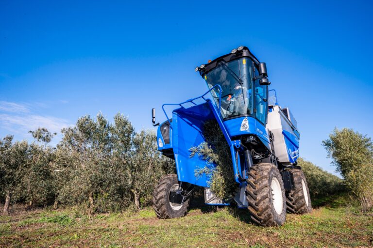 New Holland refuerza su liderazgo en el sector oleícola con una destacada presencia en Expoliva 2025