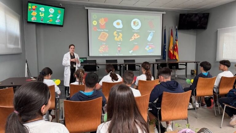 El Departamento de Salud de La Ribera participa por primera vez en la campaña agroambiental de FUVAMA para fomentar la alimentación saludable a escolares