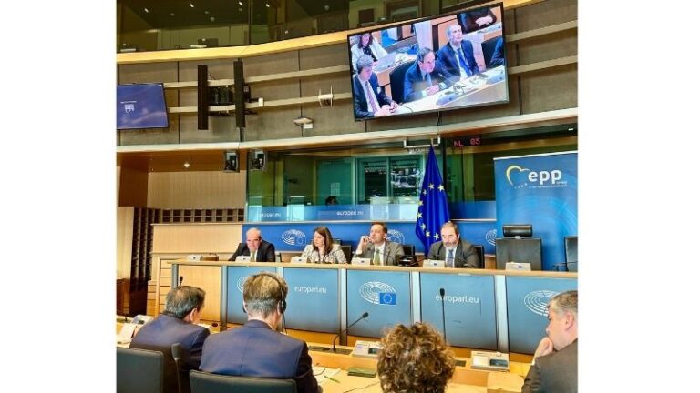 ASAJA exige presupuesto real y medidas para los profesionales del campo en su encuentro con el comisario Hansen