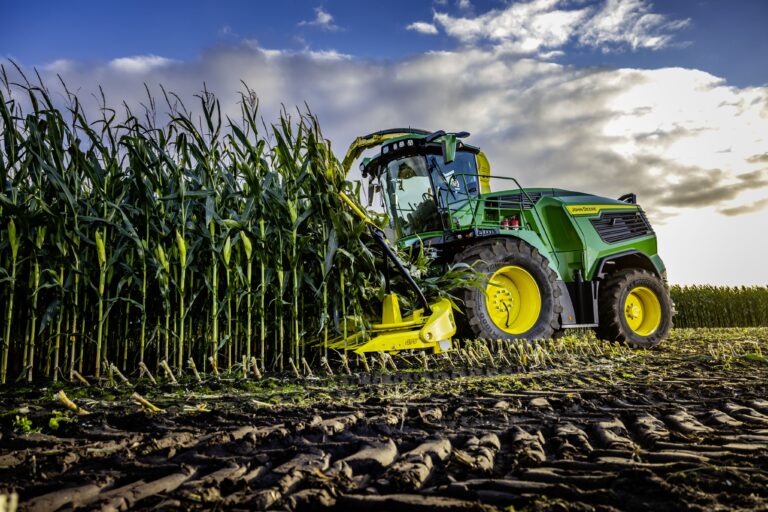 John Deere presenta sus nuevas picadoras de forraje autopropulsadas F8 y F9