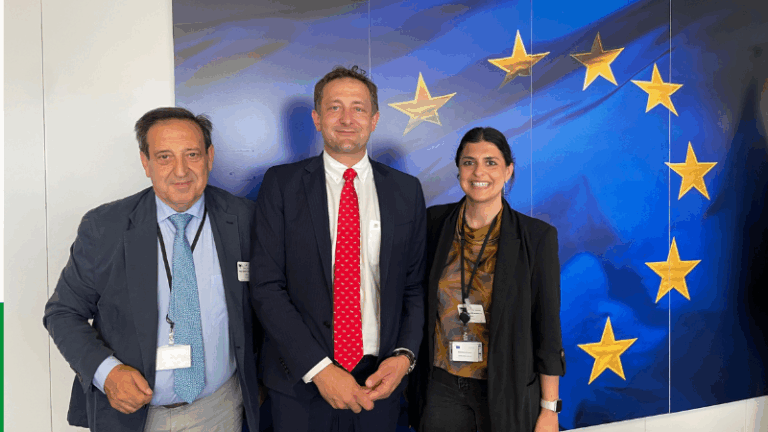 El presidente de ASAJA, Pedro Barato, el comisario europeo de Agricultura y Alimentación, Christophe Hansen, y la candidata española al Consejo Europeo de Jóvenes Agricultores (CEJA), Ana Rodríguez.