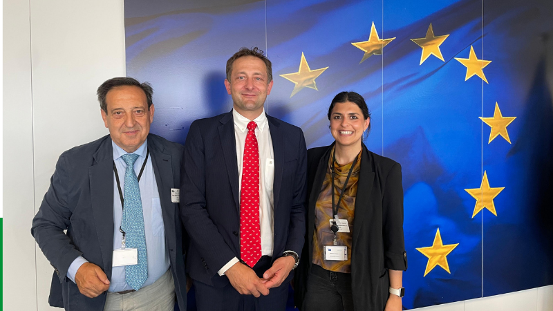 El presidente de ASAJA, Pedro Barato, el comisario europeo de Agricultura y Alimentación, Christophe Hansen, y la candidata española al Consejo Europeo de Jóvenes Agricultores (CEJA), Ana Rodríguez.