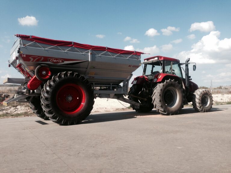 ASAJA denuncia que los agricultores pagan tres veces más por abonar mientras el cereal se vende al precio de hace una década