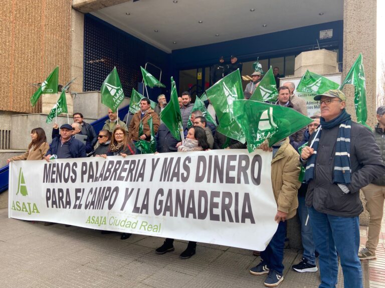 Ganaderos de toda la provincia convocados por ASAJA Ciudad Real se concentran para exigir soluciones urgentes por la lengua azul 