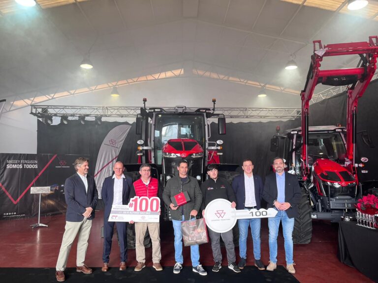 Centro Tractor celebró la entrega del tractor número 100 y reafirmo su compromiso con los agricultores