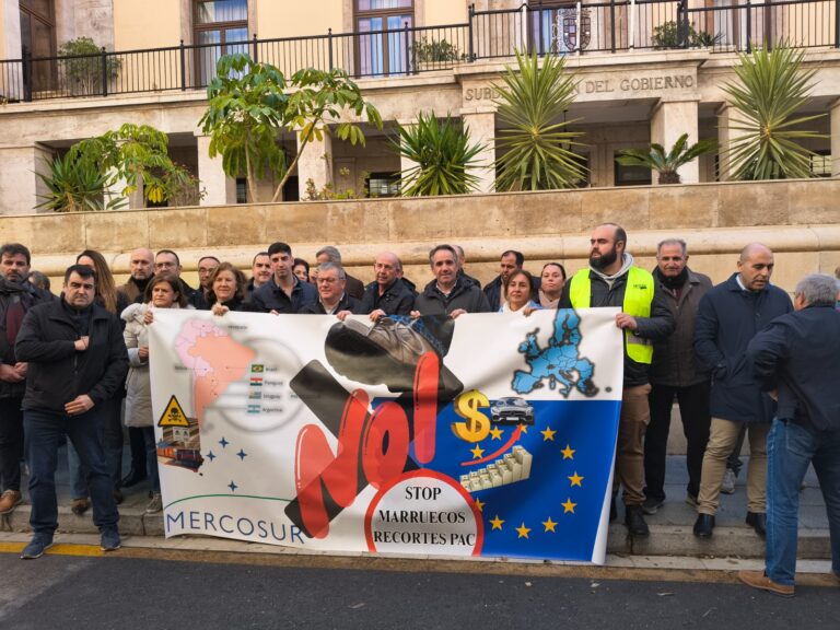 ASAJ​A, COAG, COEXPHAL y Cooperativas Agro‑alimentarias de Almería valoran positivamente la concentración frente a la subdelegación del Gobierno