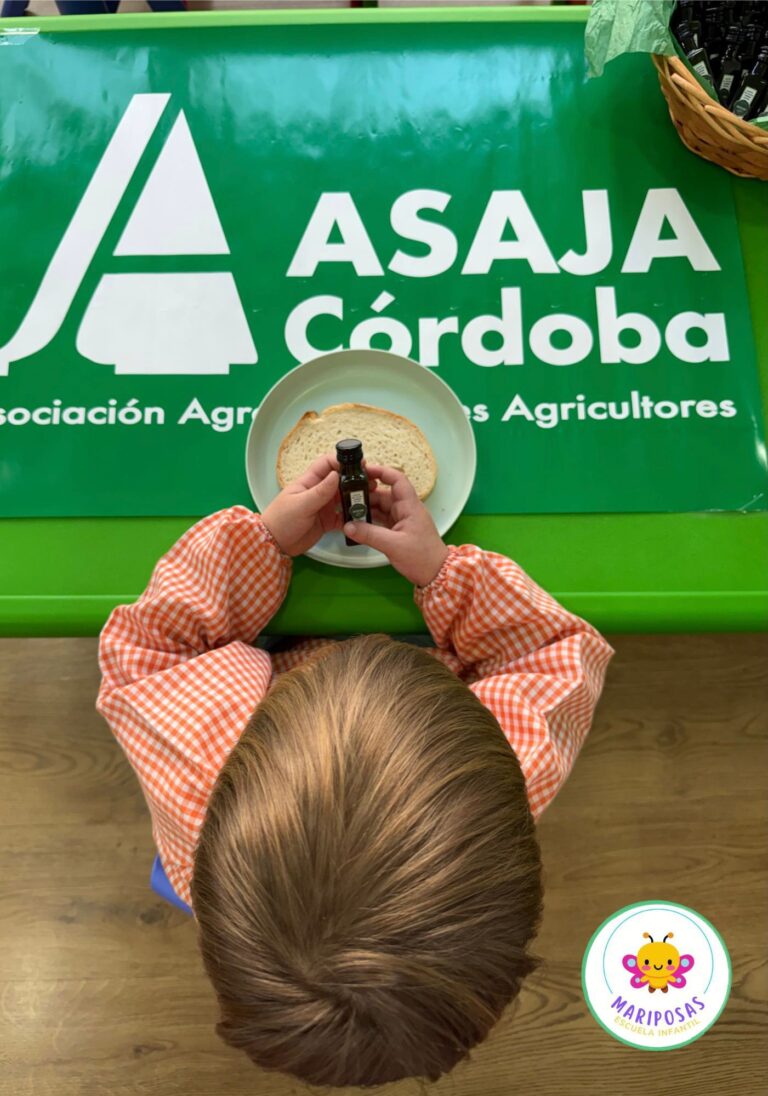 Asaja promociona el consumo de aceite de oliva con desayunos molineros en los colegios por el Día de Andalucía