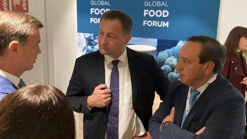 Pedro Barato reclama en Bruselas medidas urgentes para frenar la tensión en el mercado de fertilizantes