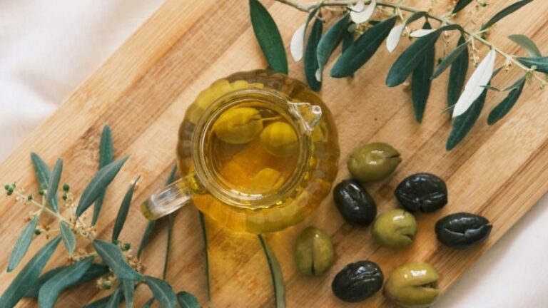 Las salidas de aceite de oliva caen en abril, según datos de la AICA