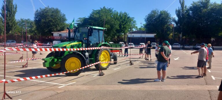 Francisco Antonio Romero de Ávila se impone en FERCAM en el manejo del tractor con remolque marcha atrás