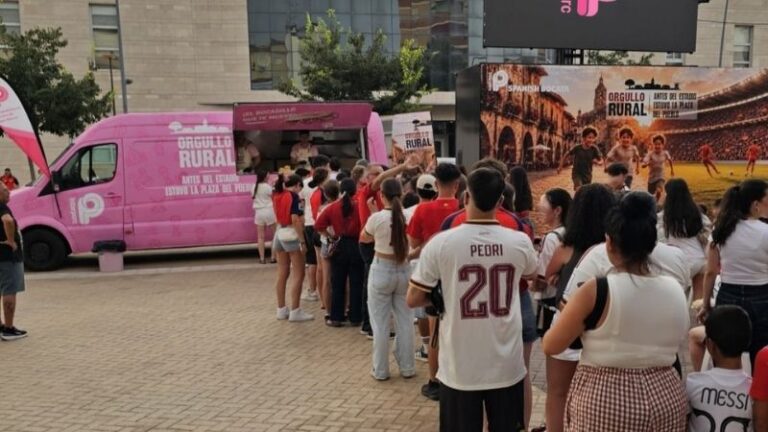 ‘Orgullo Rural’ culmina su recorrido en el pueblo de Rodri tras repartir más de 3.000 bocadillos de jamón