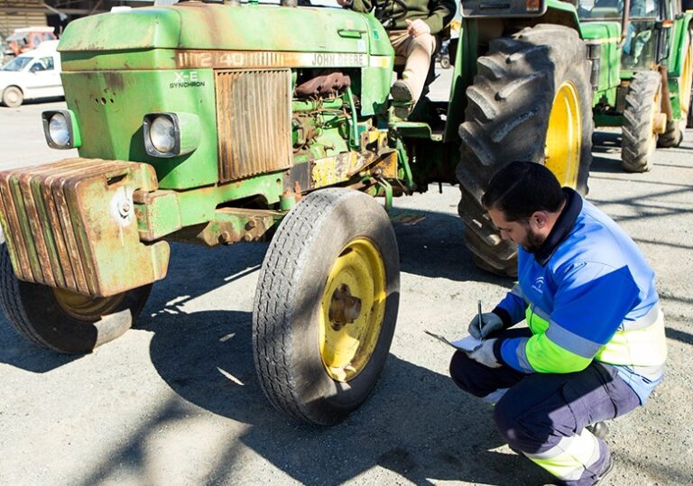 La ITV agrícola móvil recorre 21 localidades de Jaén durante agosto