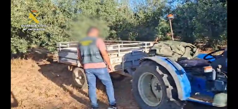 La Guardia Civil recupera en Sevilla un tractor robado en una finca de Umbrete