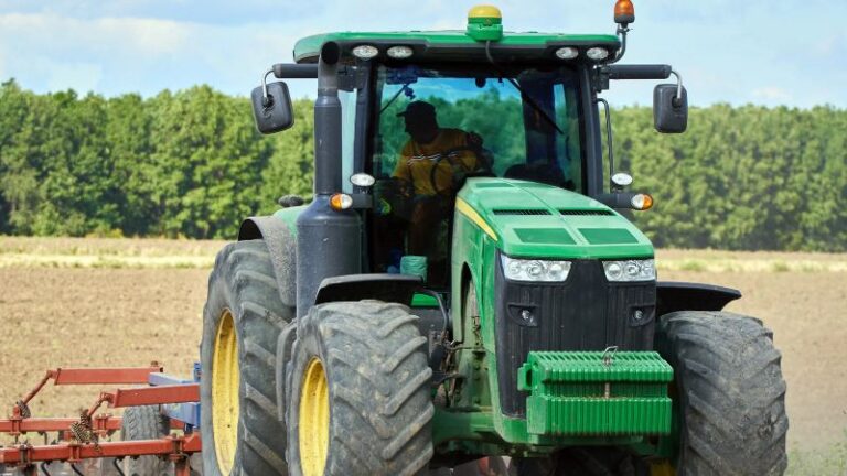 Las OPAS de Castilla y León solicitan una reunión urgente con Mañueco ante el inicio de una campaña agrícola crítica