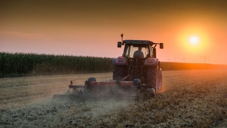 La factura del otoño: mover la tierra de 22M ha costará al campo al menos 200M € de más en gasóleo que el año pasado