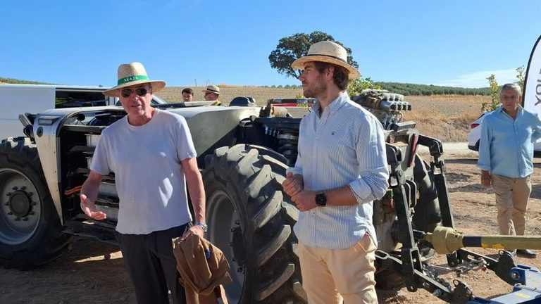 La Oficina Acelera pyme de ASAJA GRANADA muestra en el campo el potencial de los tractores eléctricos autónomos