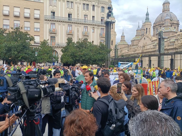 Unos 500 agricultores se concentran en Zaragoza para reclamar un futuro viable para el campo aragonés