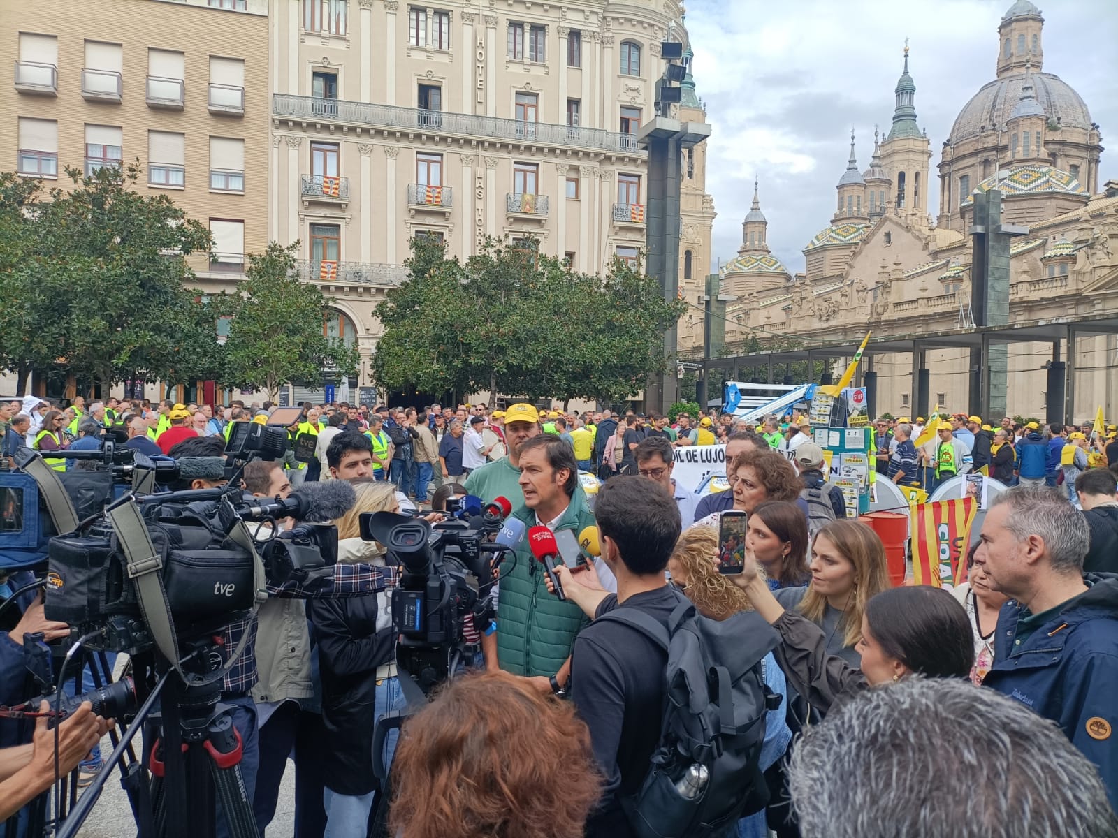 Unos 500 agricultores se concentran en Zaragoza para reclamar un futuro viable para el campo aragonés